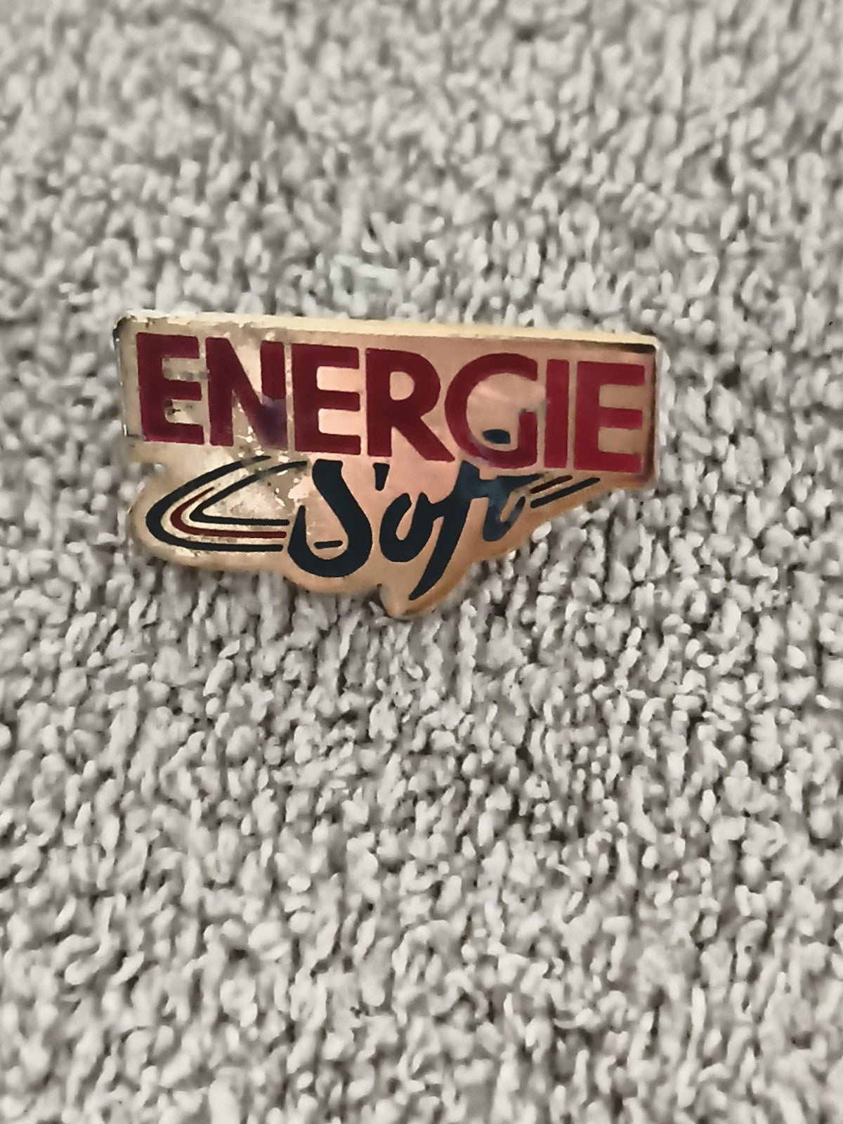 Pin's vintage ÉNERGIE Soft logo doré rouge noir rétro publicité (Ref 3)