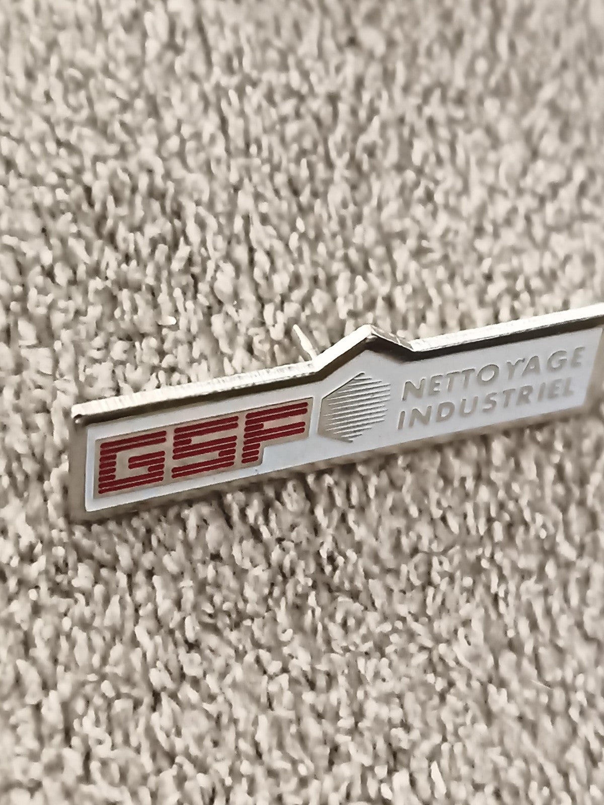 Pin's vintage GSF Nettoyage Industriel badge ancien logo pub (Ref 3)