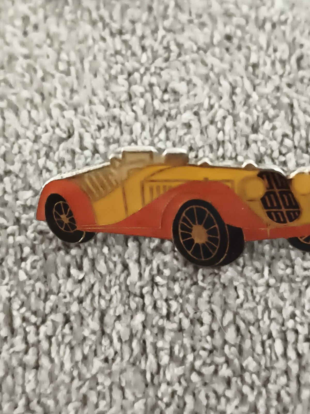 Pin's vintage voiture ancienne rouge jaune, émaillé, oldtimer auto rétro (Ref 9)