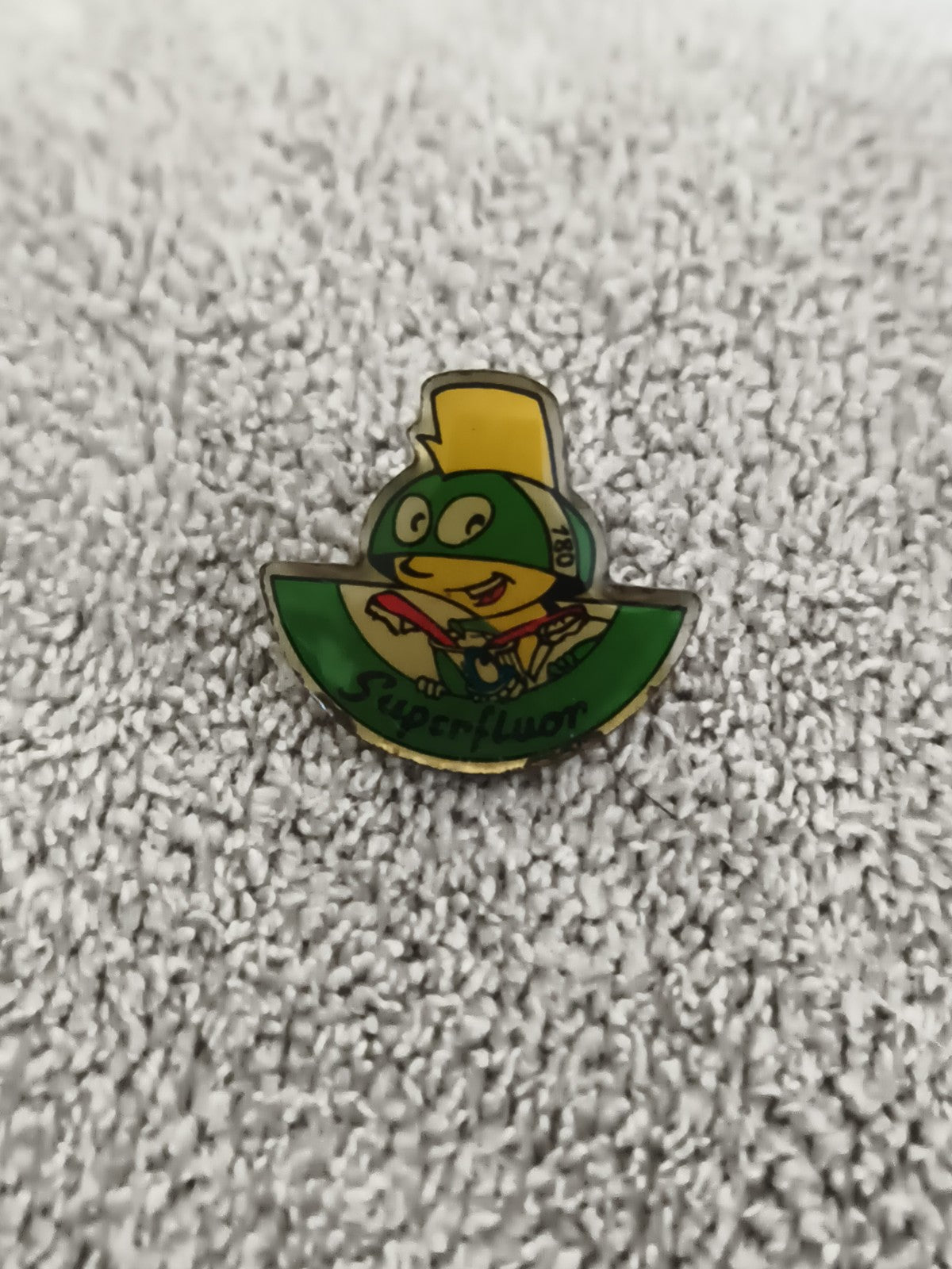Pin's vintage Superfluor grenouille verte émaillée pub années 80 (Ref 6)
