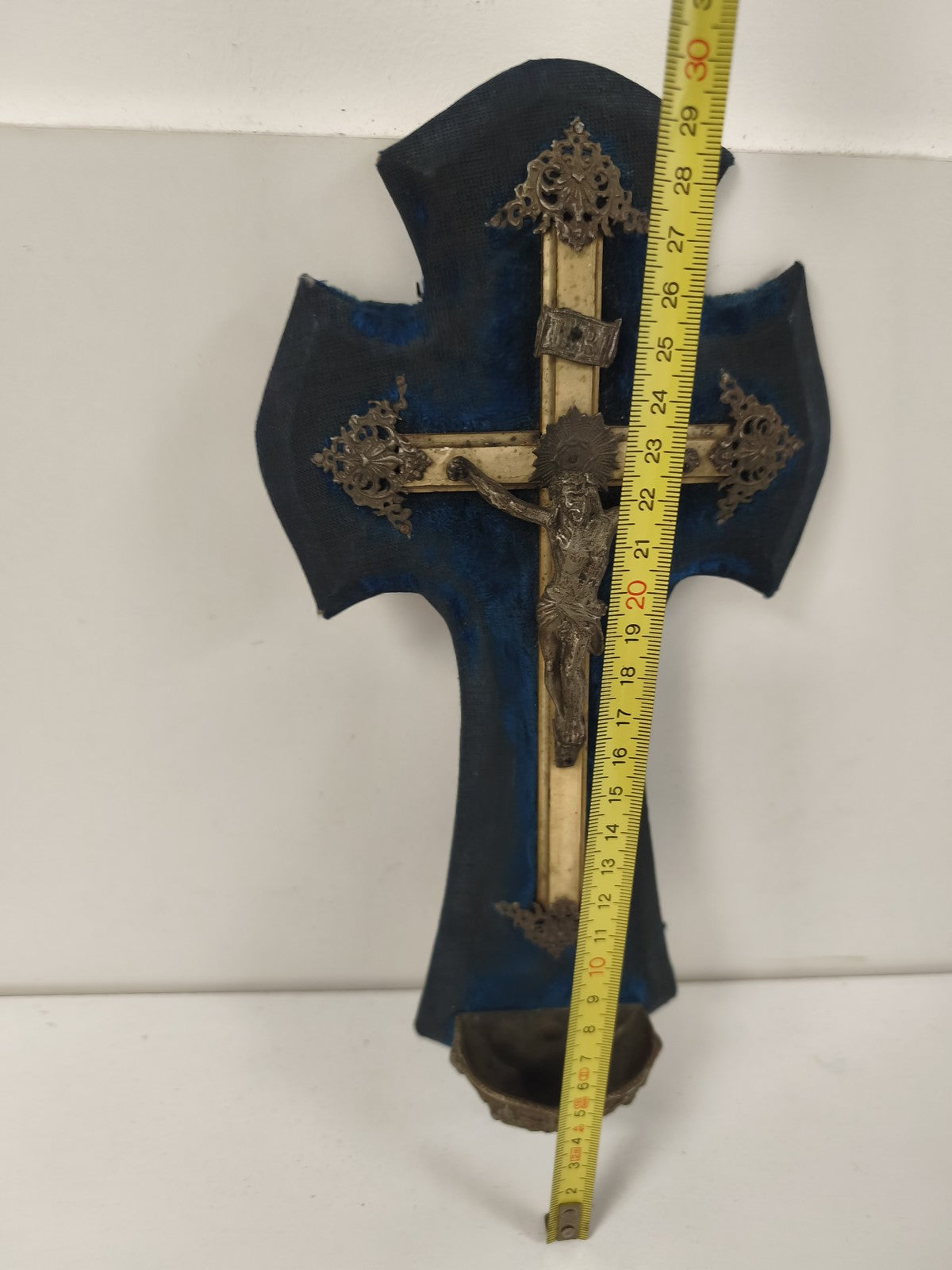 Ancien bénitier Art Nouveau croix murale bleu décor laiton Christ religieux