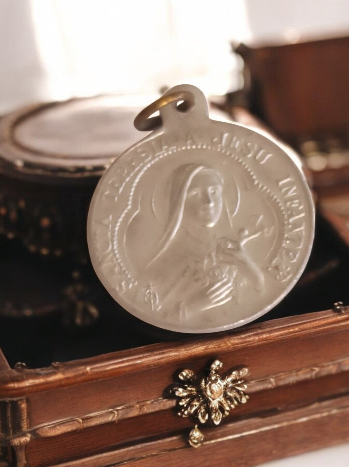 Médaille religieuse Sainte Thérèse métal vintage, pendentif catholique ancien