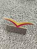 Pin's vintage DUARIG logo chevron rouge jaune rétro badge sport (Ref 9)