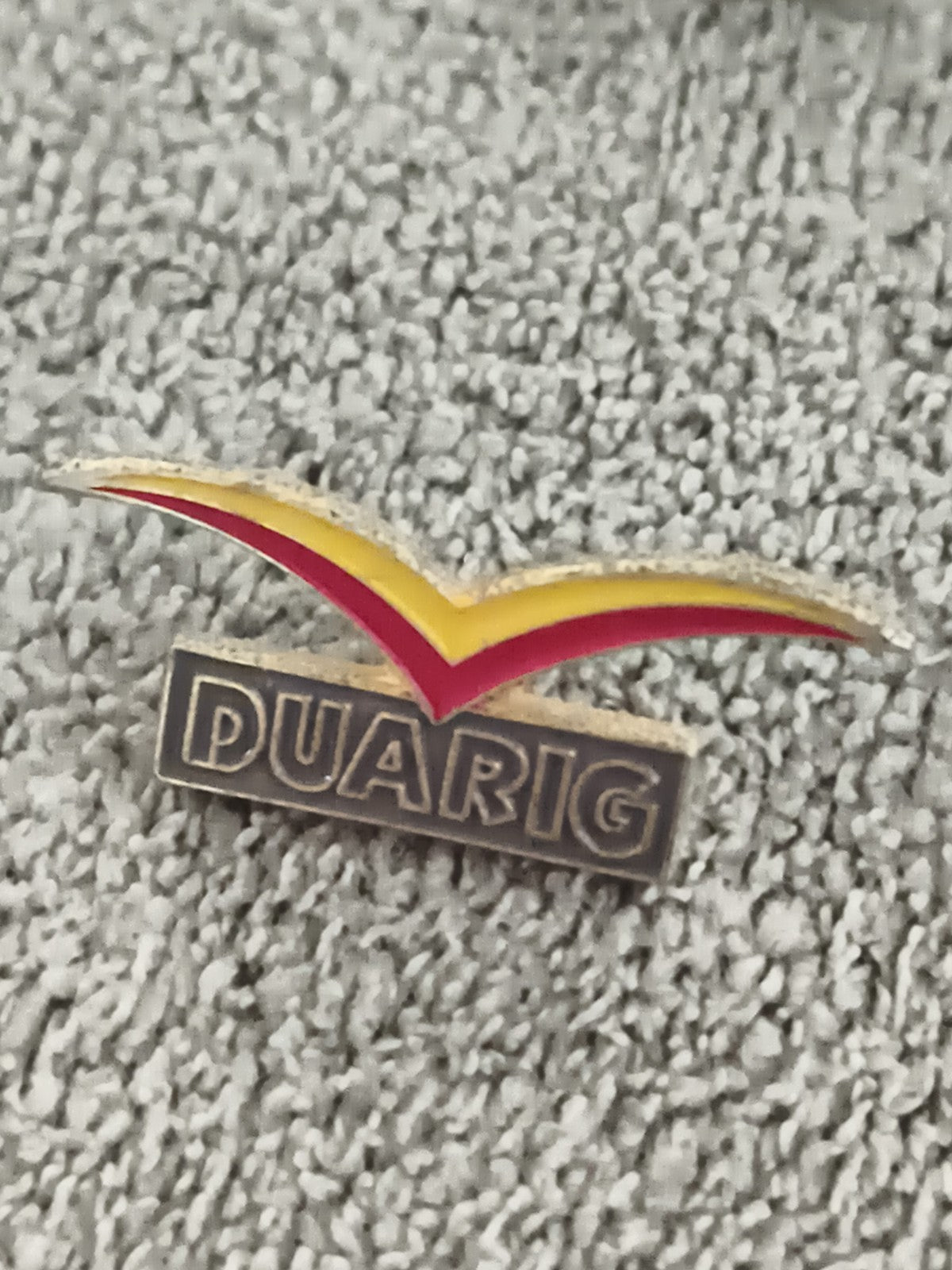 Pin's vintage DUARIG logo chevron rouge jaune rétro badge sport (Ref 9)