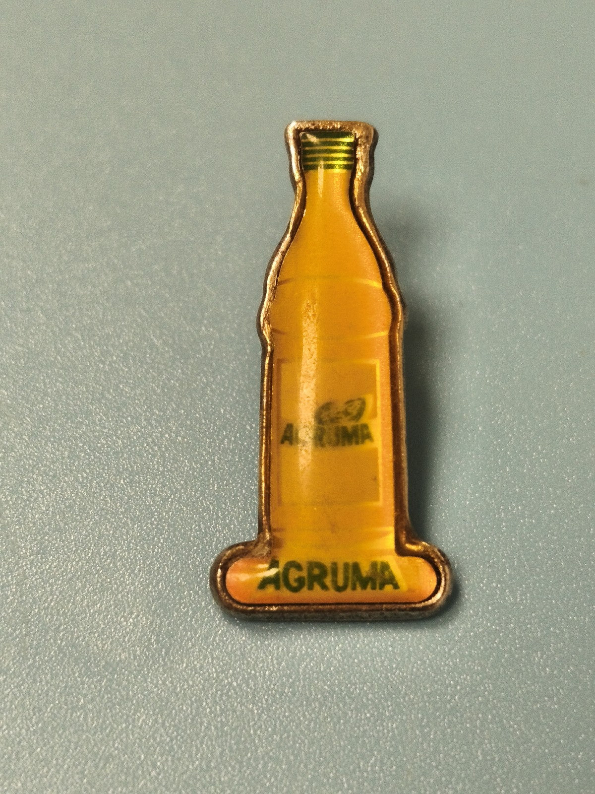 Pin's vintage AGRUMA bouteille soda jaune rétro boisson publicitaire collection