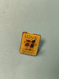 Vintage pin's LOVE SKIING rectangulaire illustration couple ski rétro