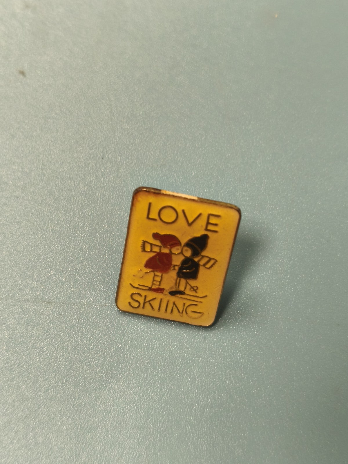 Vintage pin's LOVE SKIING rectangulaire illustration couple ski rétro