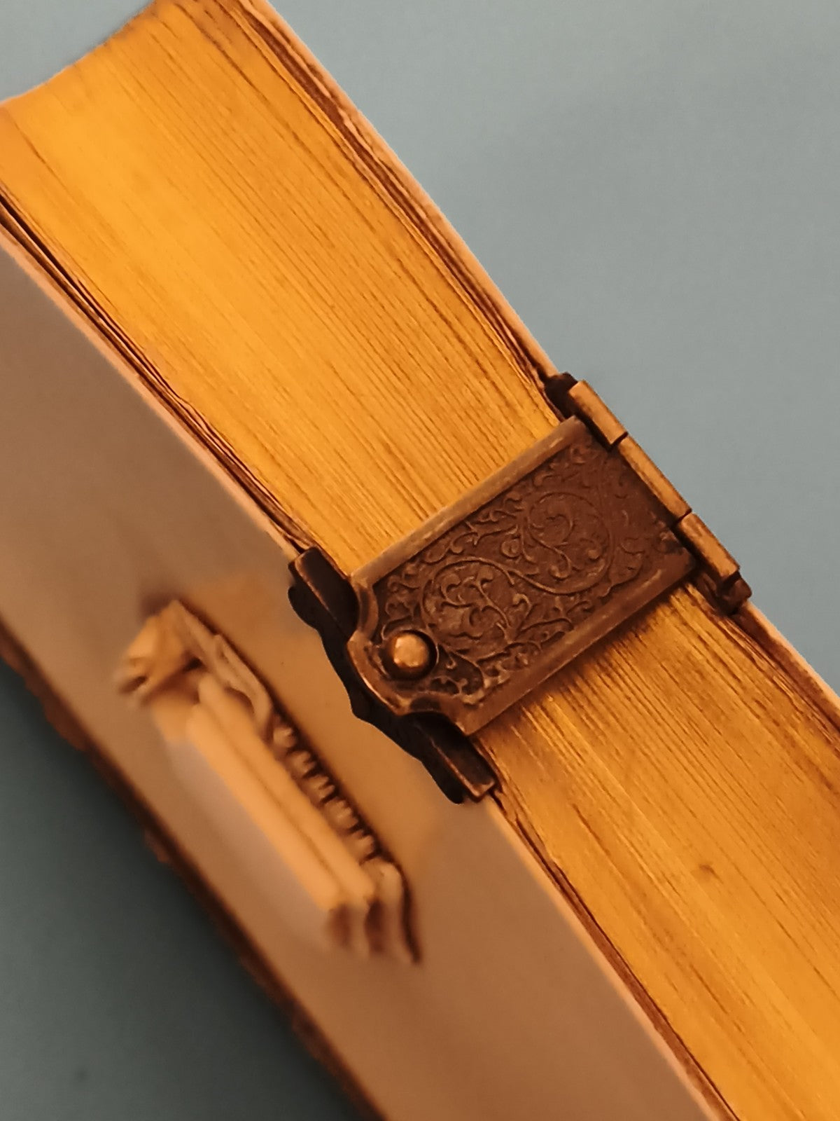 Missel ancien ivoirine fermoir métal blason, livre religieux vintage XIXe