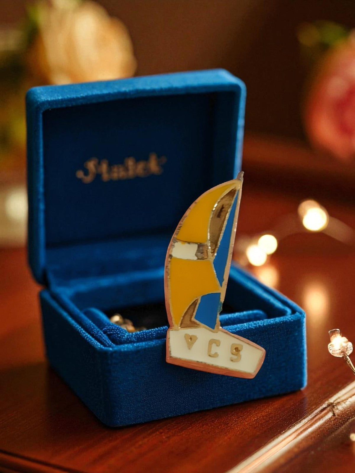 Pin's vintage émail voilier VCS années 80 rétro pub, badge nautique rare