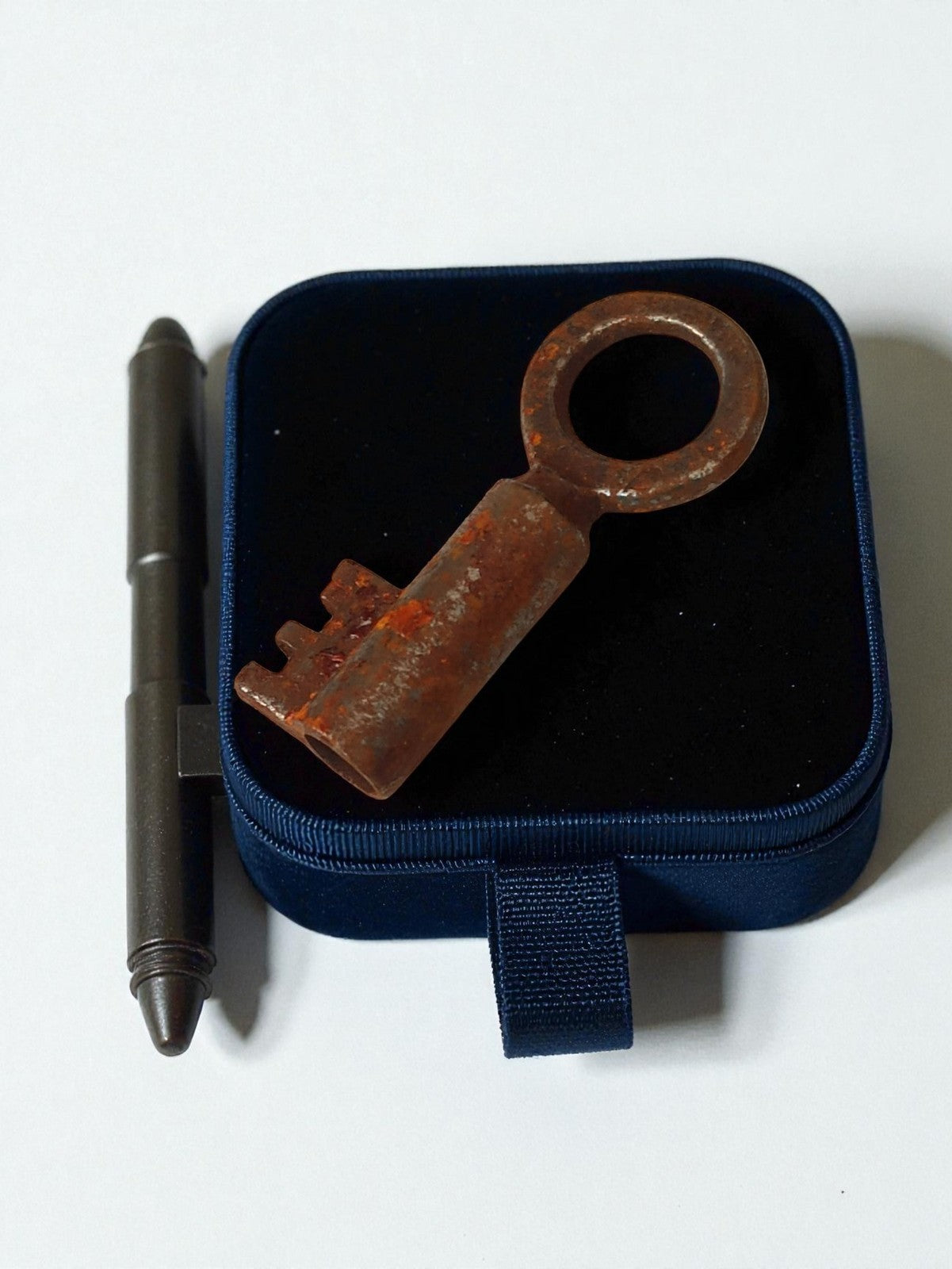 Clé ancienne de meuble vintage, aspect oxydé, accessoire rétro d’époque