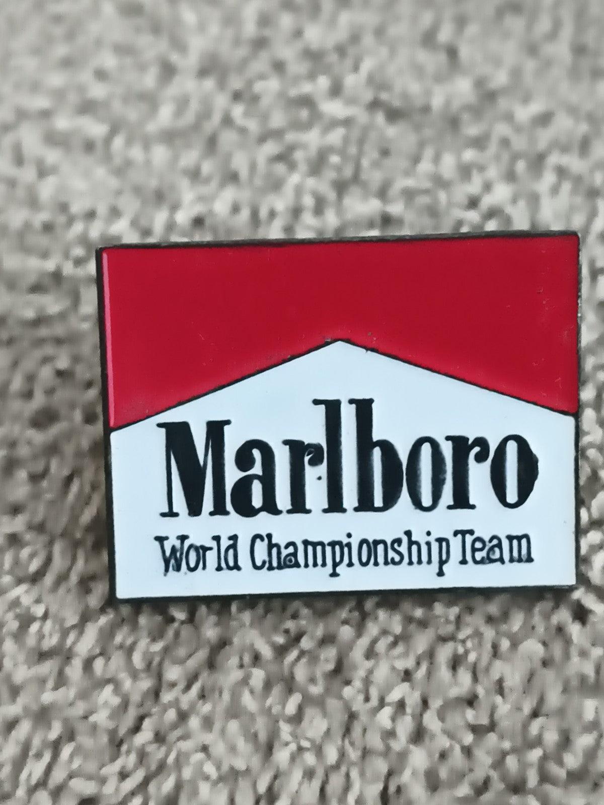 Pin's Marlboro World Championship Team vintage logo rouge blanc (Ref 10)