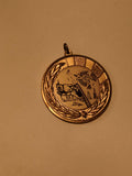 Médaille tir sportif finition dorée décor laurier cible pistolet