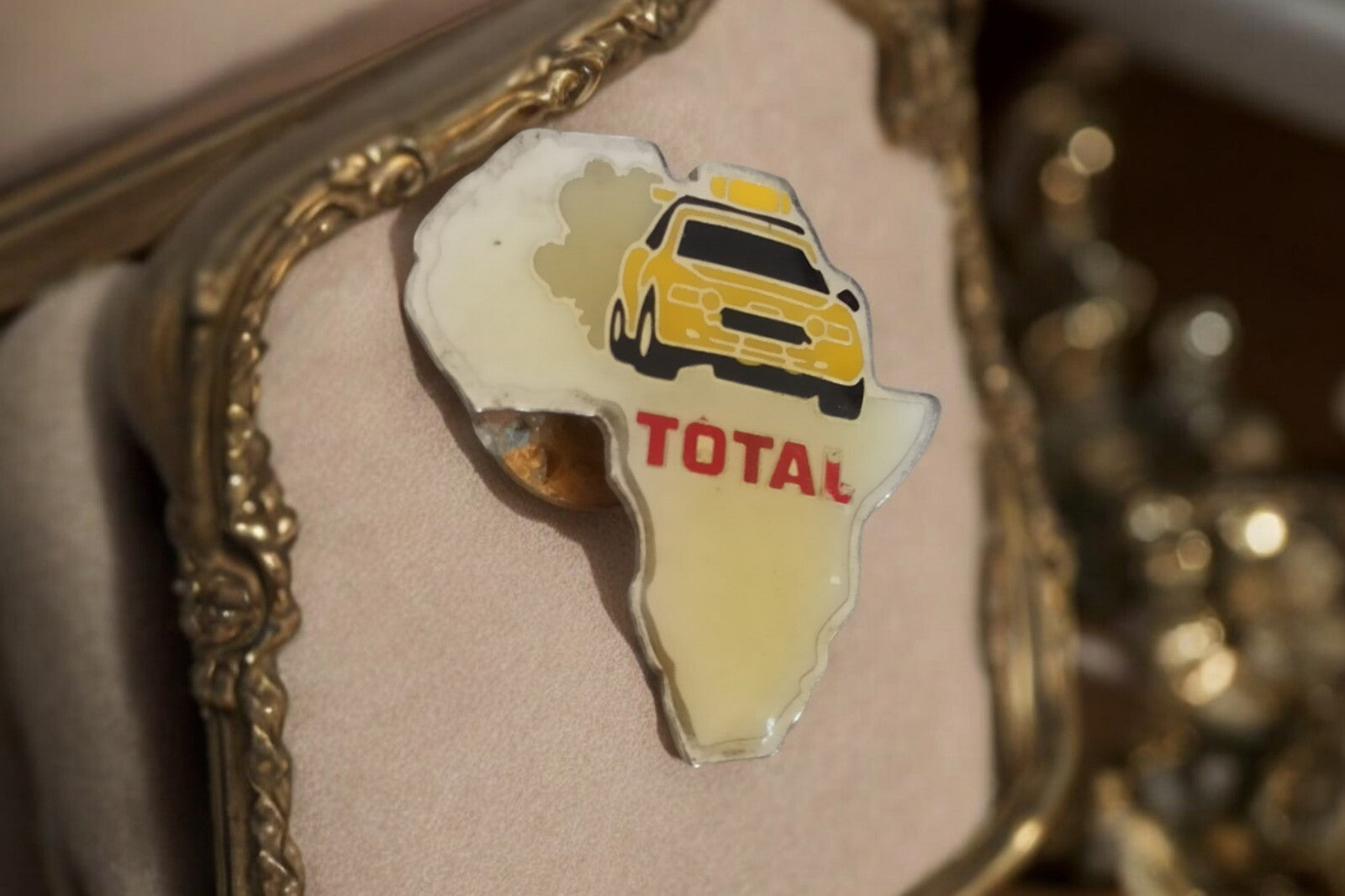 Pin's vintage Afrique TOTAL taxi jaune, ancien badge rare années 80