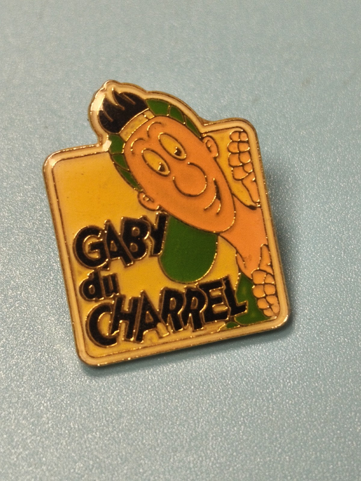 Pin's vintage Gaby du Charrel émaillé personnage BD jaune vert collection
