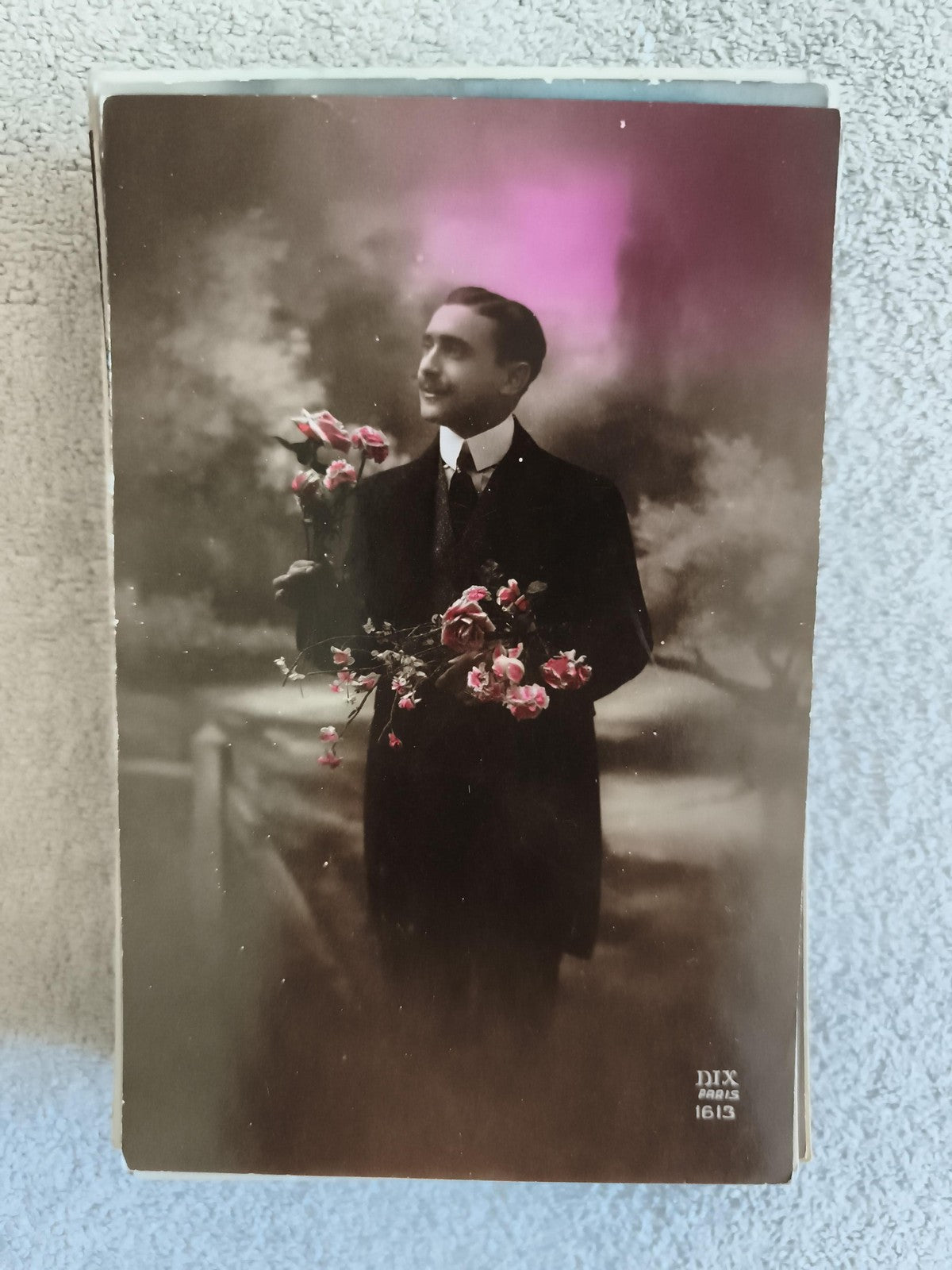 CPA homme fleurs costume colorisée DIX Paris 1613 photo début XXe