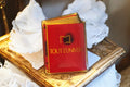 Pin's vintage Tout l'Univers livre rouge rétro broche accessoire badge