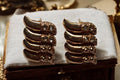 Boucles d’oreilles vintage dorées relief strass, clip années 80 rétro chic