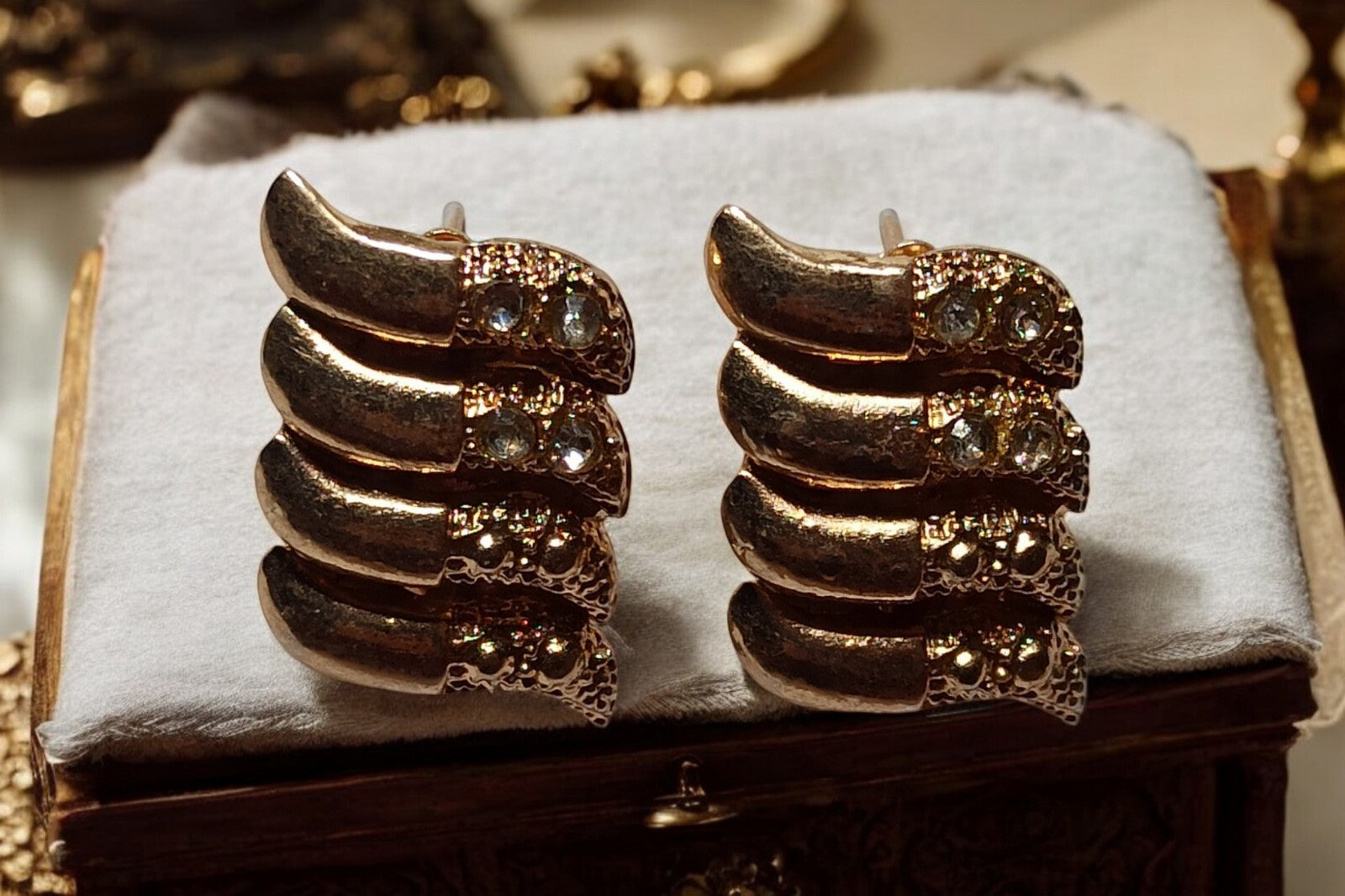 Boucles d’oreilles vintage dorées relief strass, clip années 80 rétro chic