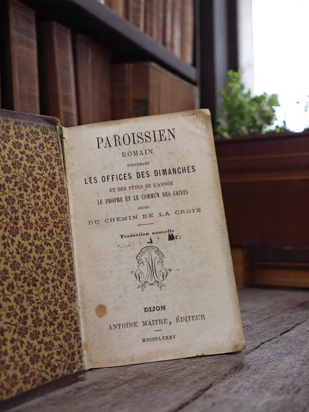 Missel ancien cuir, plaque dorée, reliure vintage, livre religieux