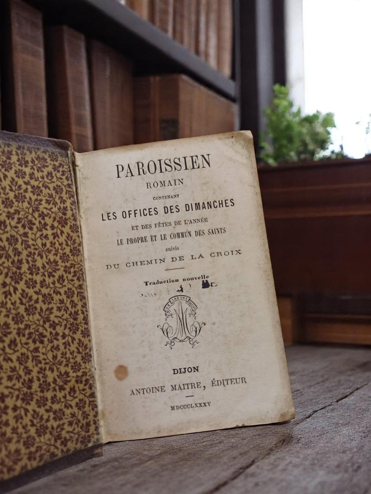 Missel ancien cuir, plaque dorée, reliure vintage, livre religieux