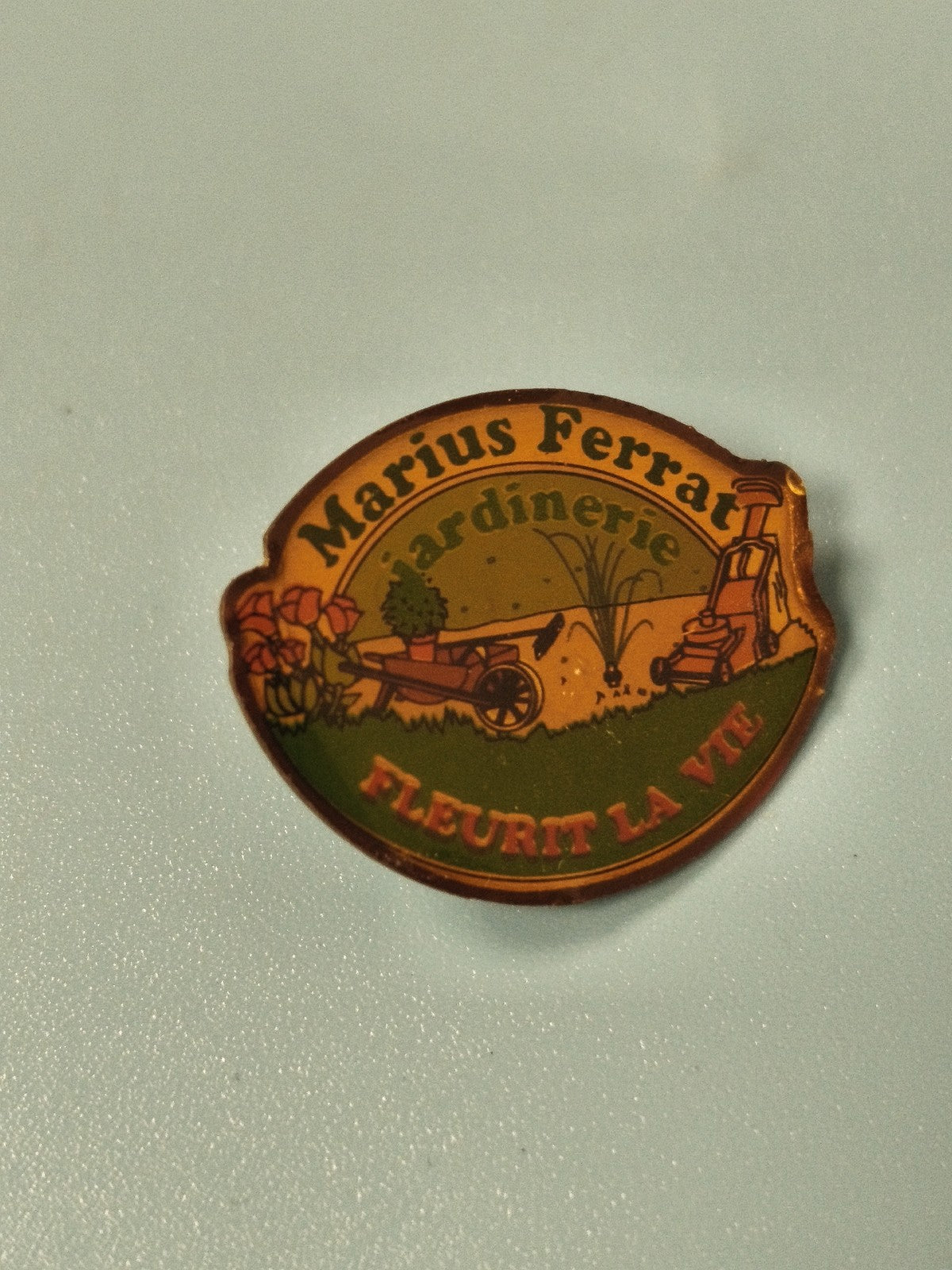 Vintage pin's Marius Ferrat jardinerie Fleurit la vie badge collection ref 10