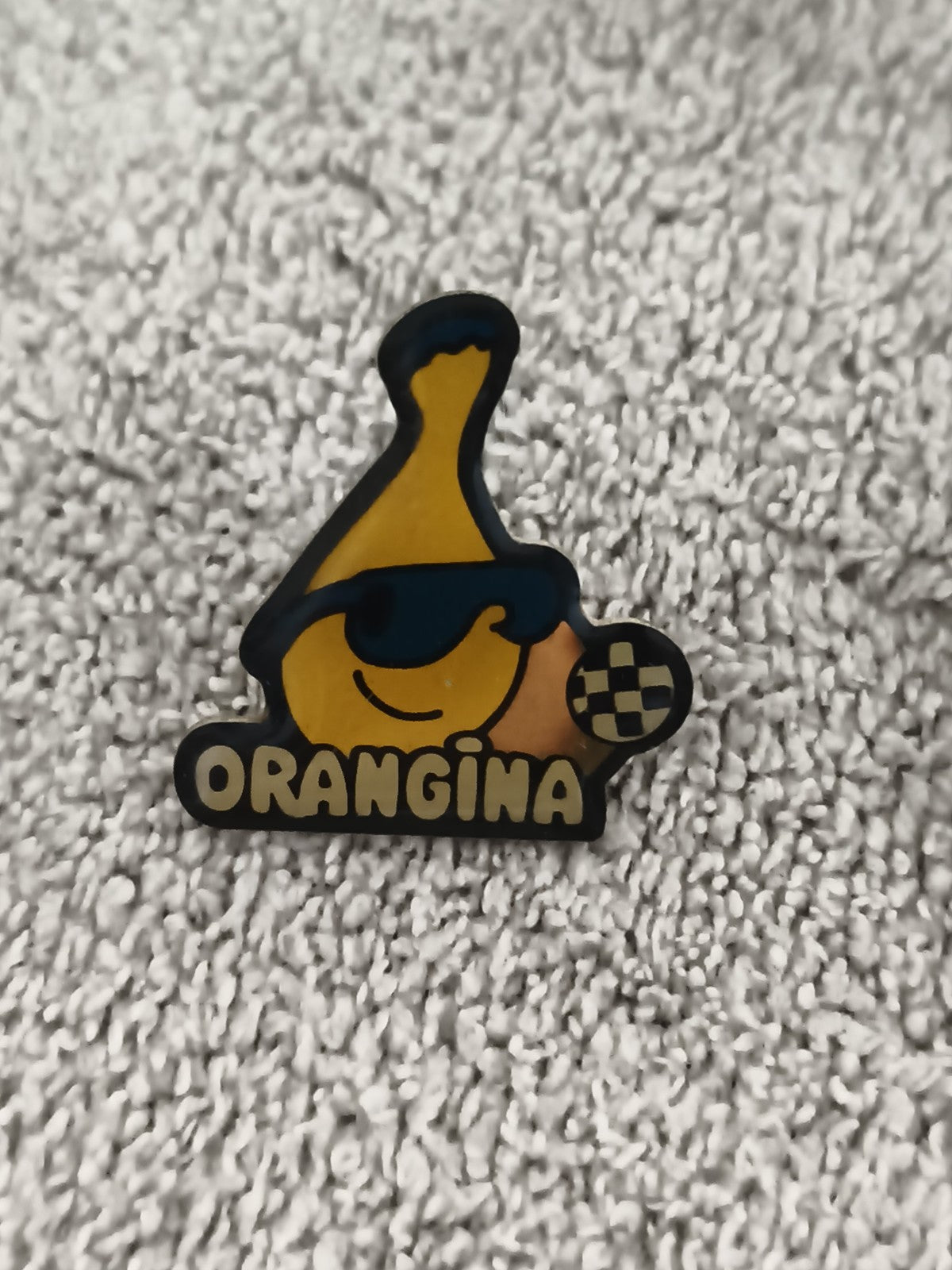Pin's publicitaire Orangina vintage mascotte jaune années 90 badge rétro (Ref 3)