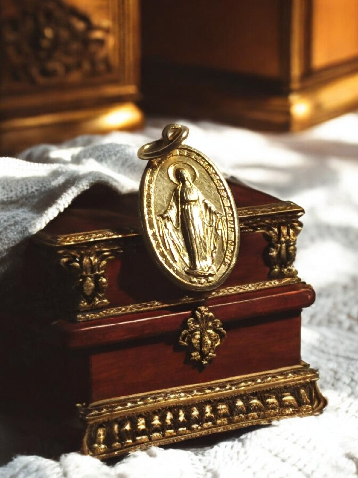 Médaille religieuse catholique vintage dorée Vierge Miraculeuse ovale
