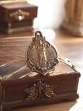 Pendentif religieux ancien Vierge à l'Enfant métal, médaillon vintage relief
