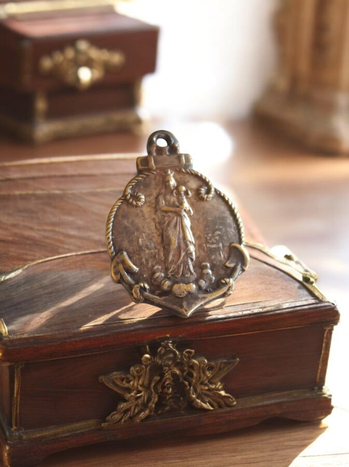 Pendentif religieux ancien Vierge à l'Enfant métal, médaillon vintage relief