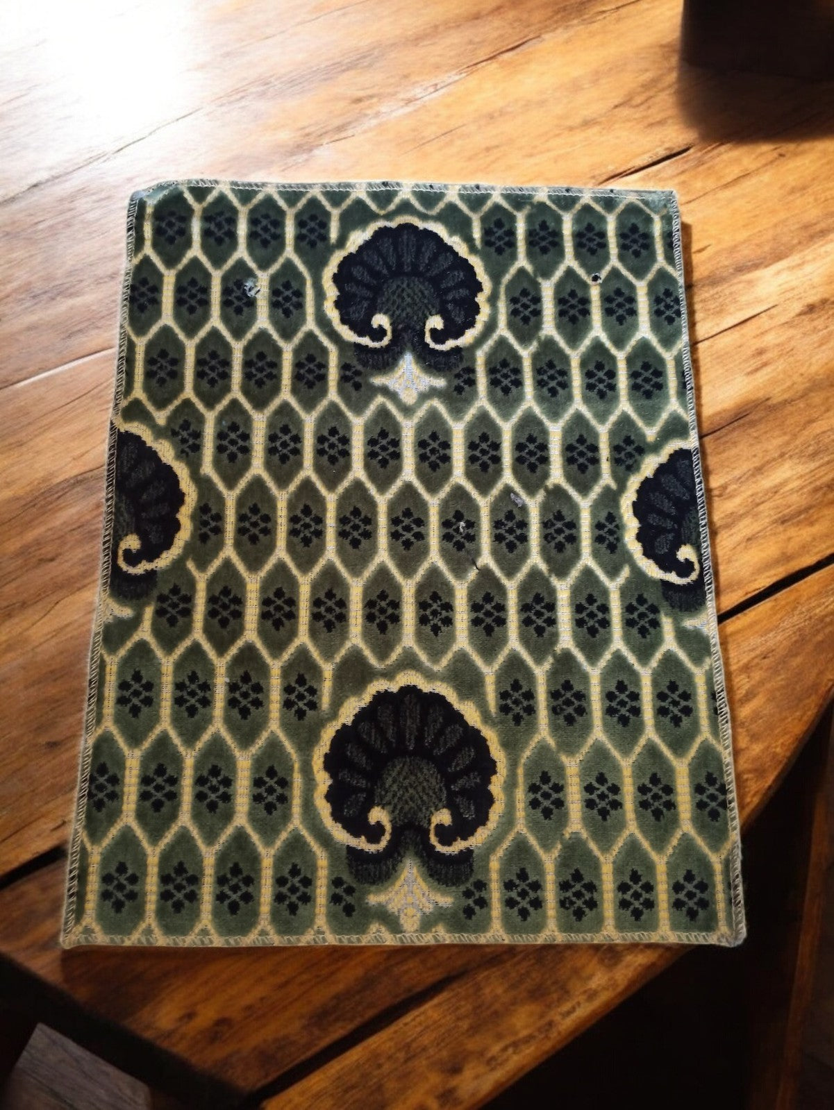 Tissu ancien velours broché religieux jacquard motif art liturgique 40x30cm