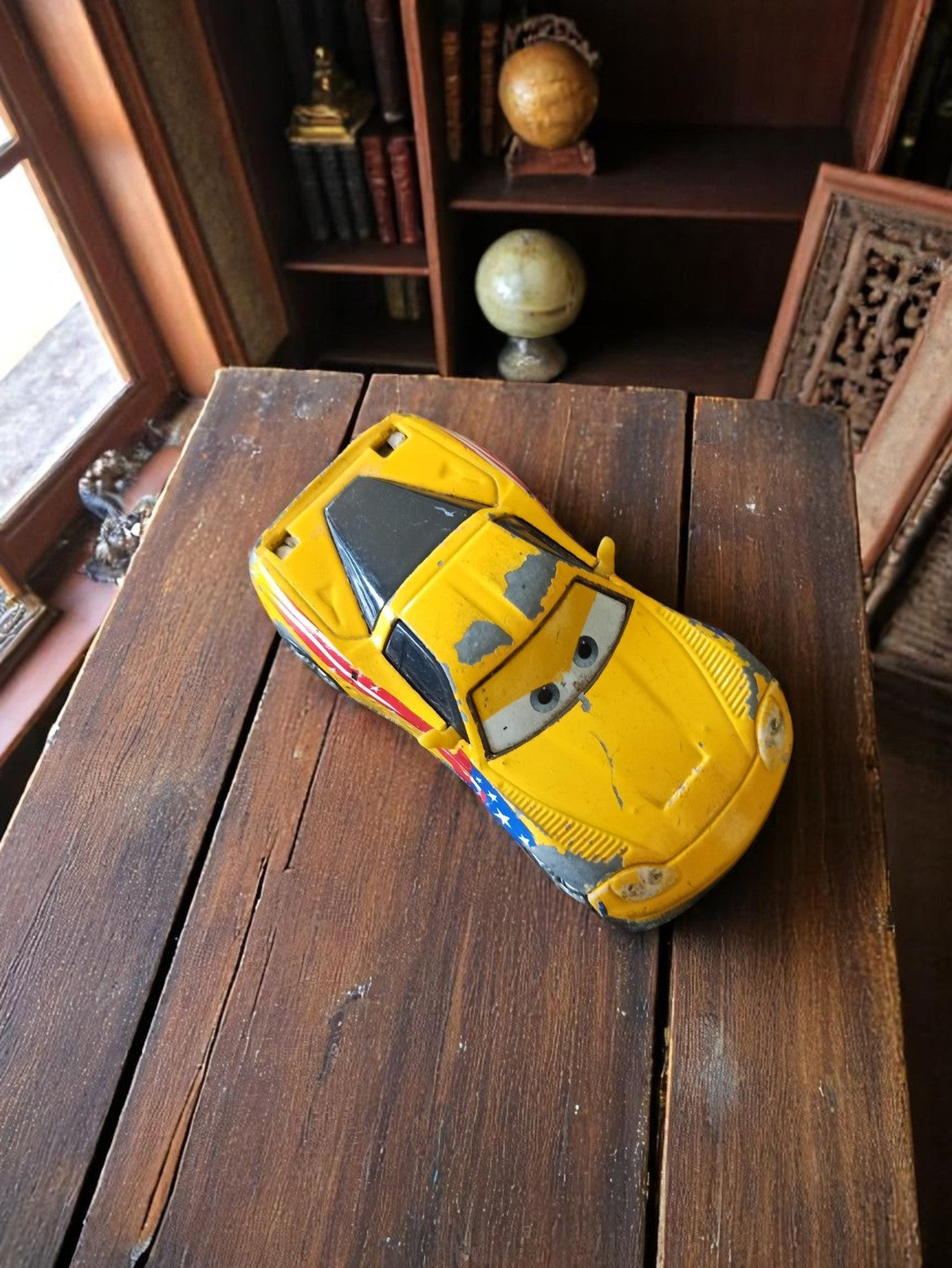 Voiture miniature Disney Cars vintage métal jaune déco usée