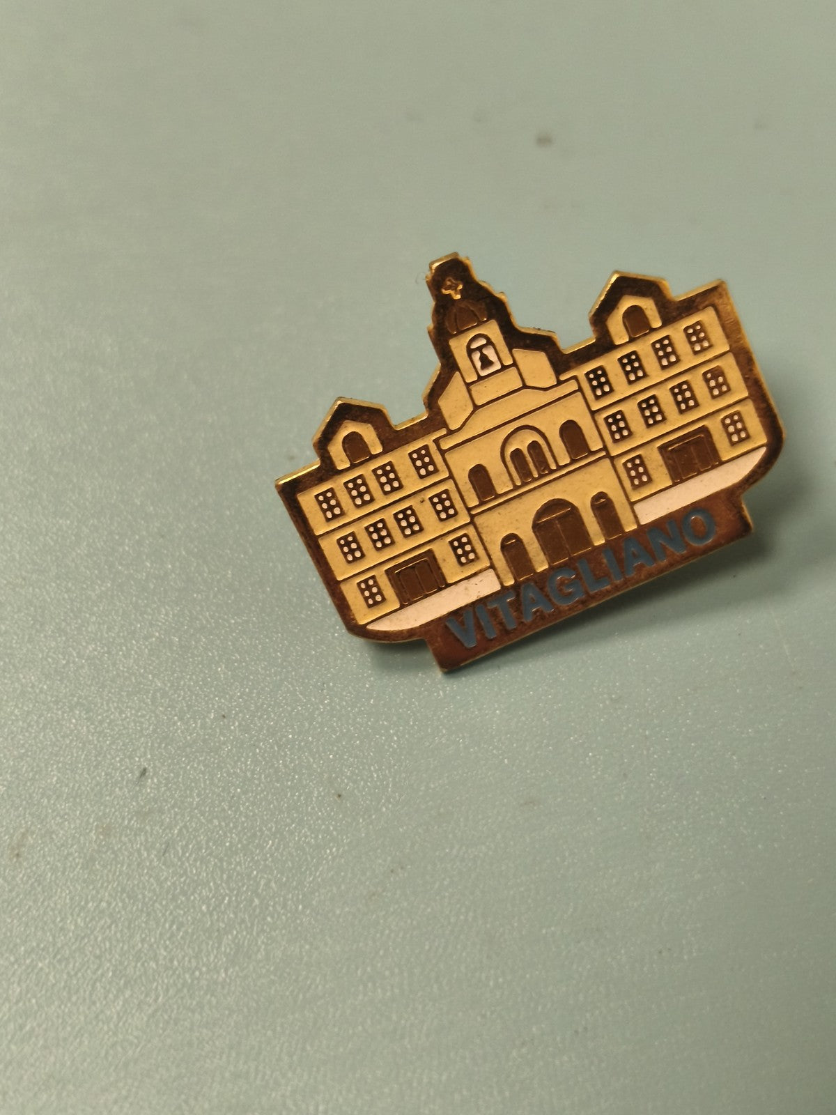Vintage pin's bâtiment Vitagliano émaillé collection badge ancien (Ref 6)