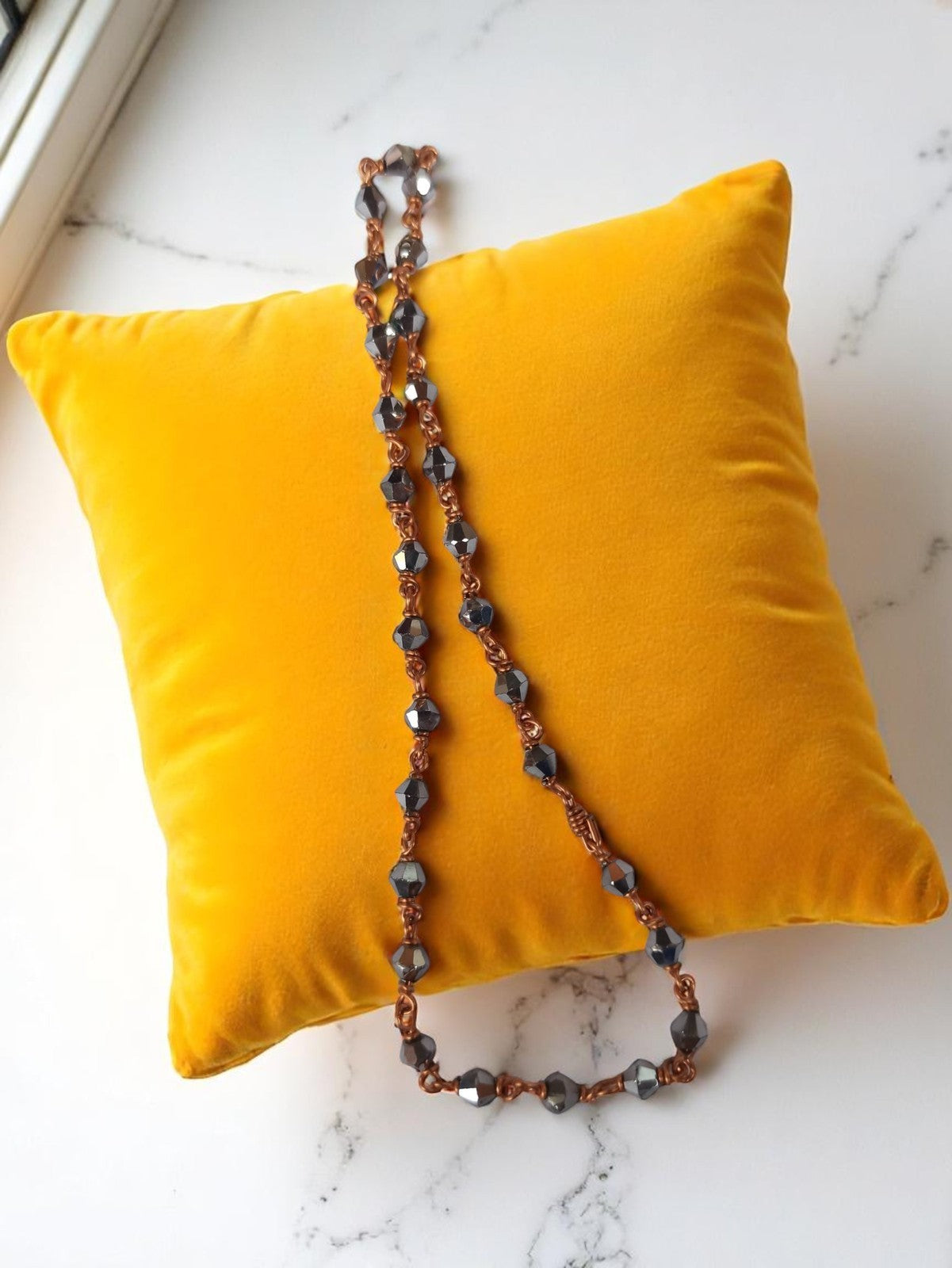 Collier vintage perles facettées noires, style rétro élégant, accessoire fantais