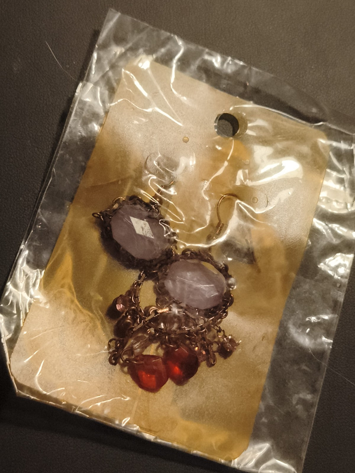 Paire boucles d'oreilles vintage pendantes mauve rouge deadstock bijou rétro