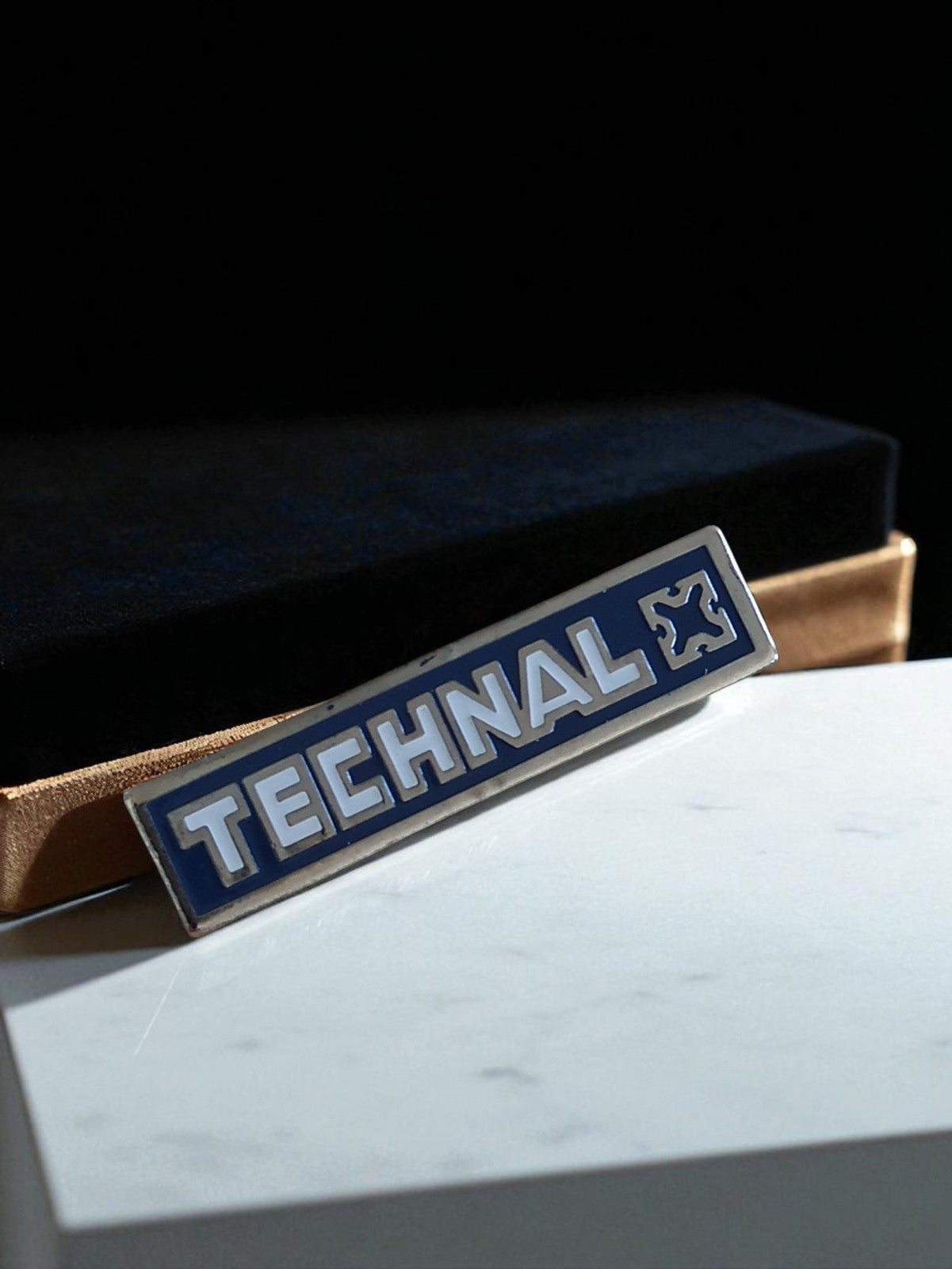 Pin's TECHNAL vintage édition limitée, logo bleu et blanc, badge publicitaire ré
