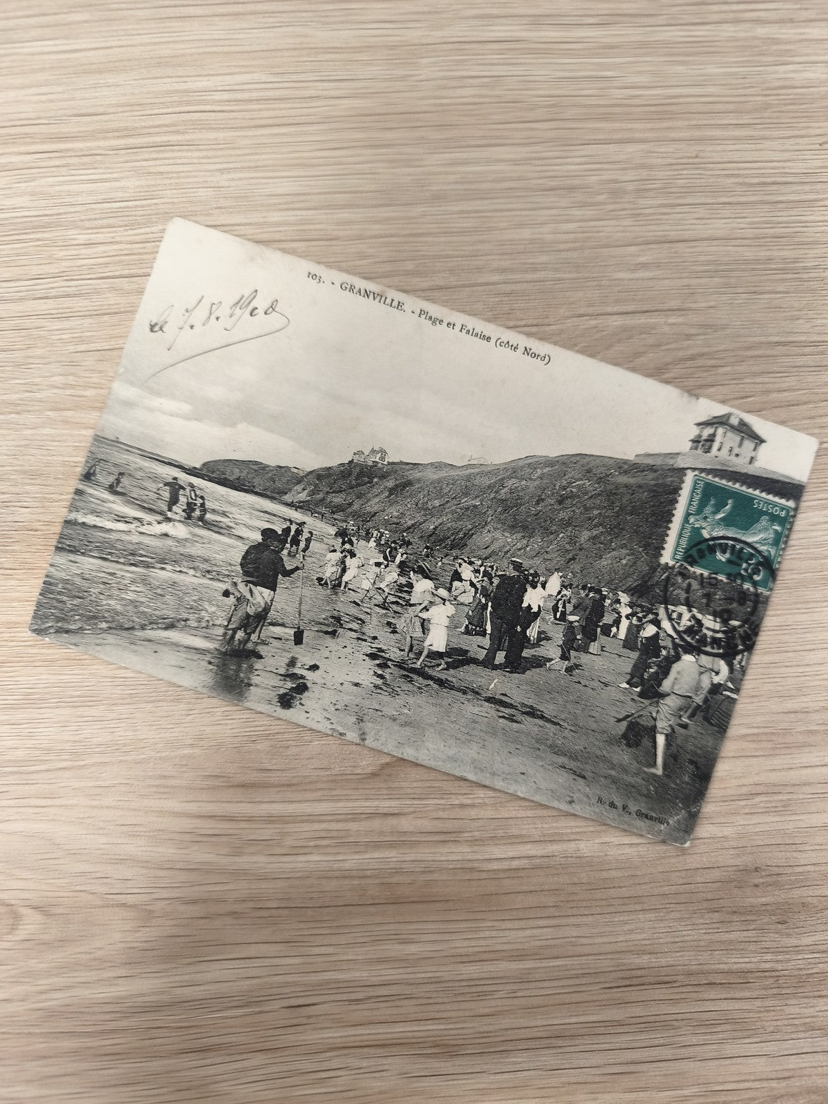 Ancienne CPA Granville Plage et Falaise côté Nord carte postale animée timbre