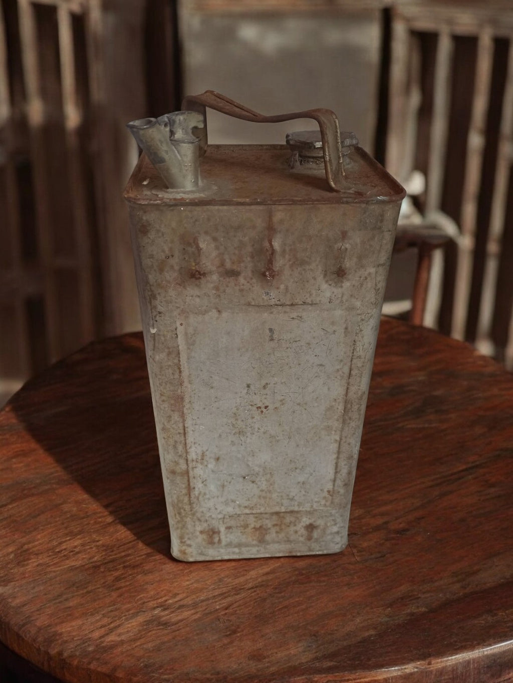 Jerrican essence ancien vintage métal patiné bidon carburant rétro déco