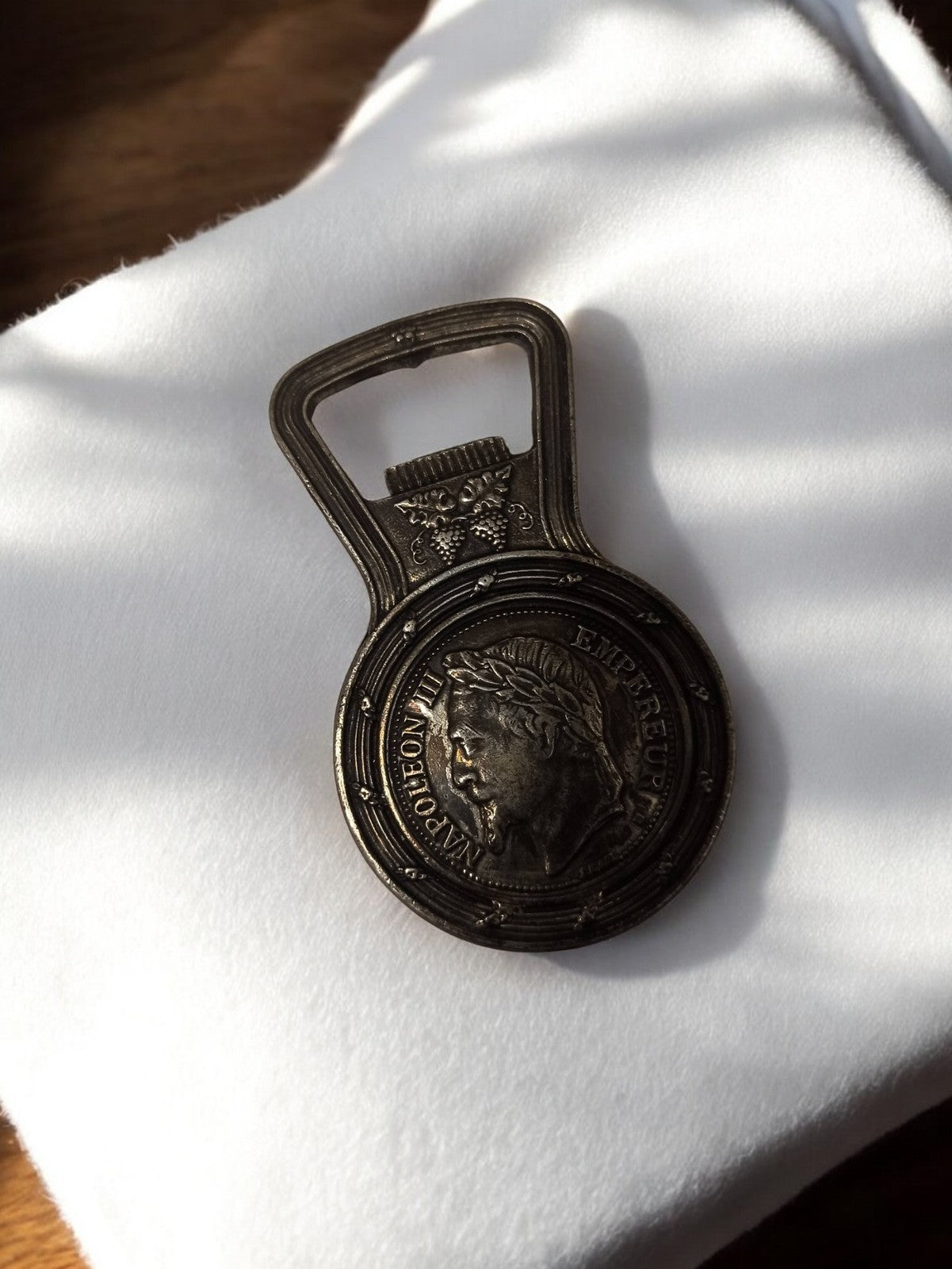 Décapsuleur ancien Napoléon III vintage France, ouvre-bouteille rétro médaillon