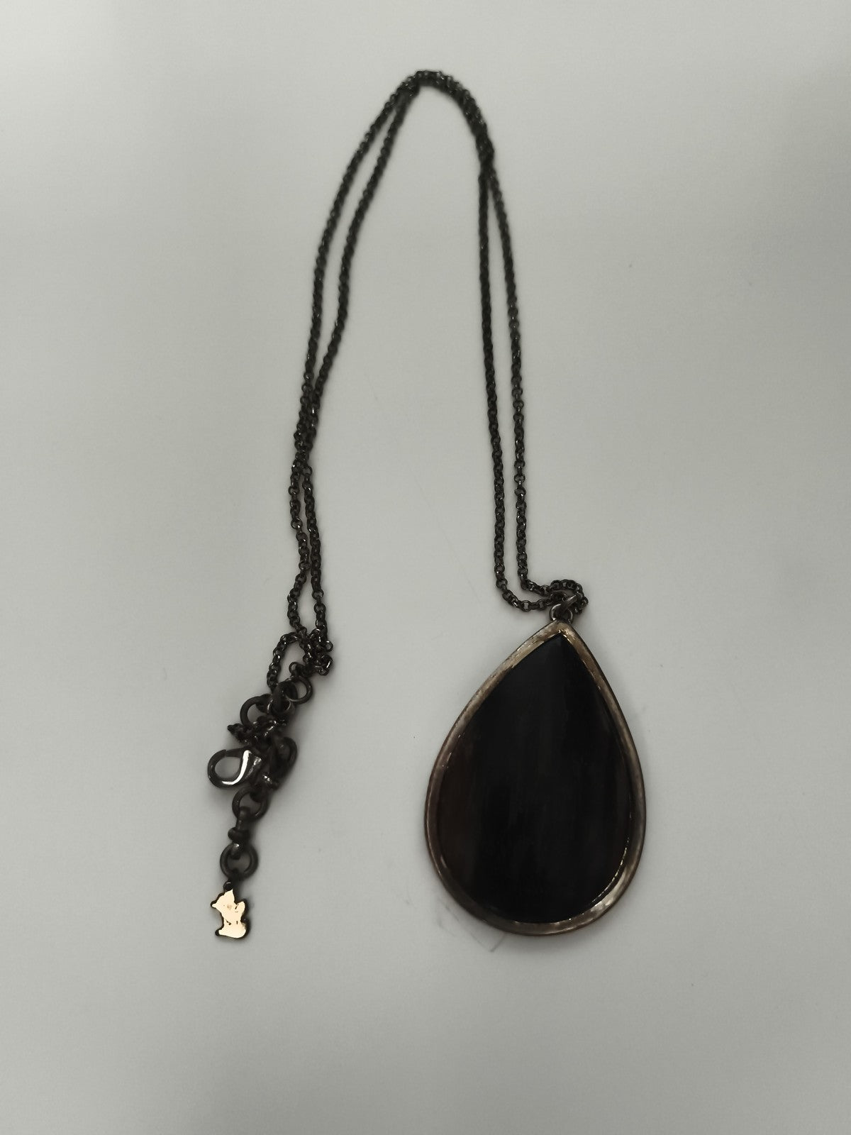 Collier pendentif goutte noire vintage chaîne foncée bijou rétro élégant
