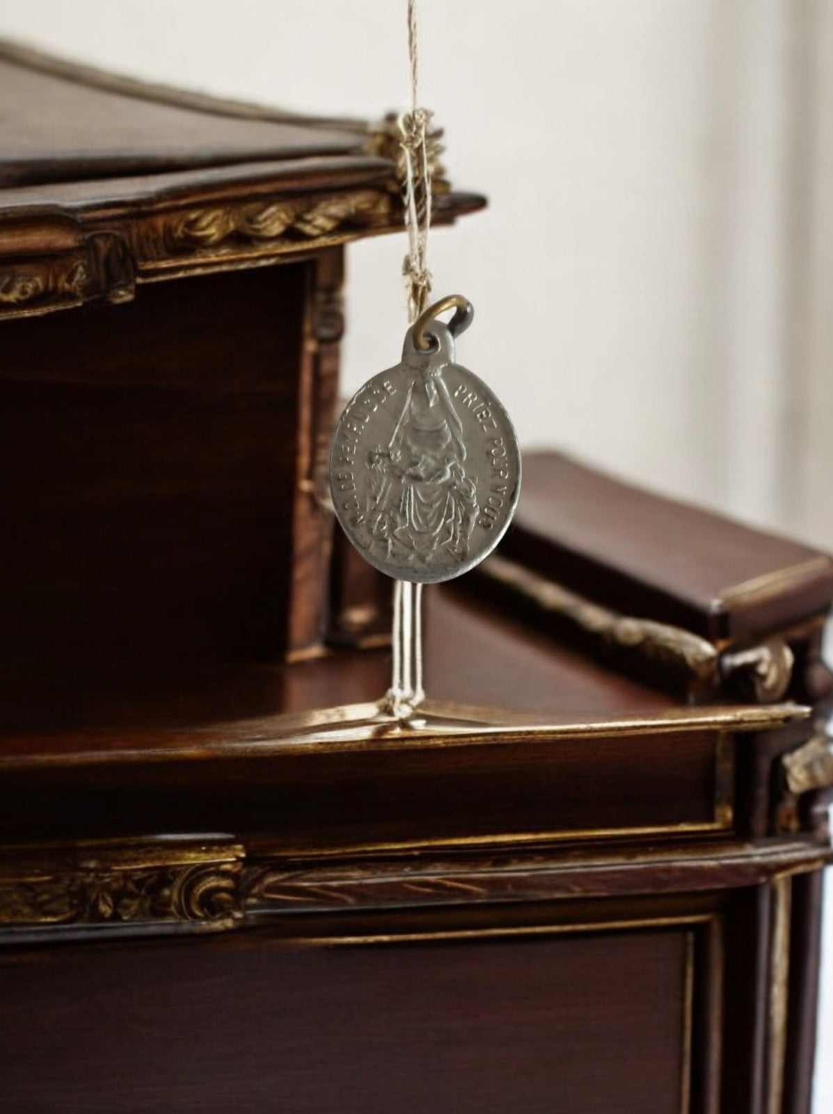 Médaille religieuse catholique ronde, finition argentée, Vierge, pendentif