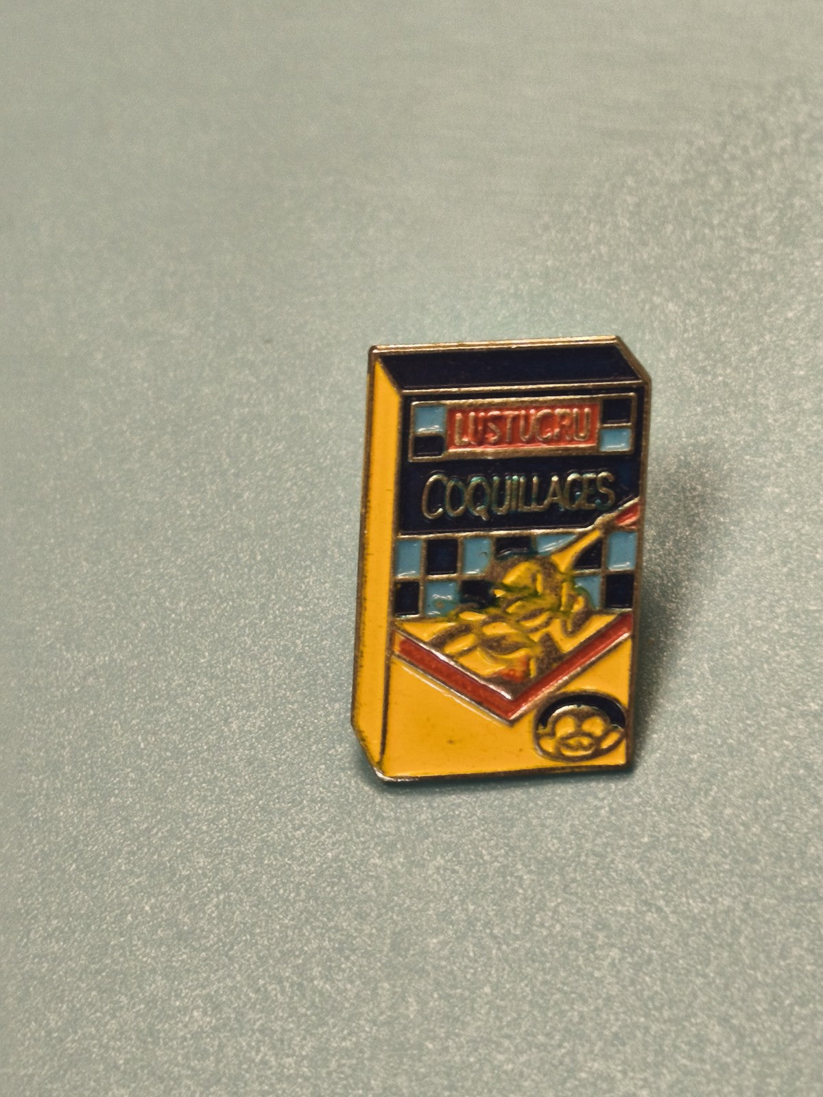 Pin's vintage Lustucru coquillages boîte jaune collection publicitaire rétro