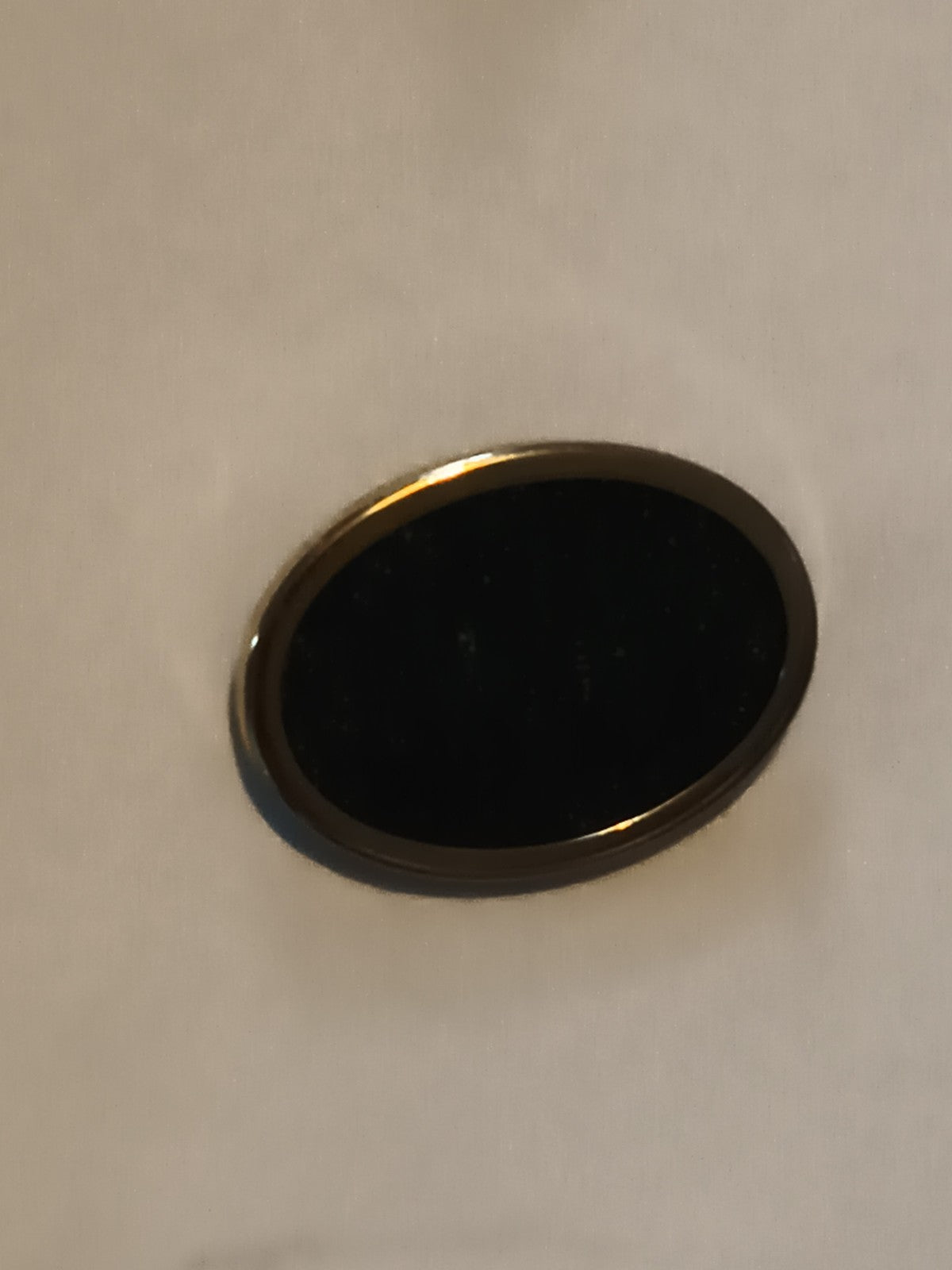 Broche vintage ovale finition dorée noire, bijou ancien élégant