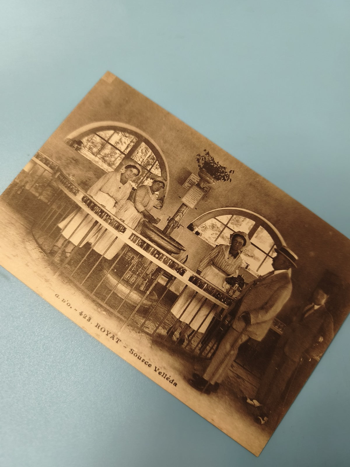 Ancienne carte postale animée Royat Source Velléda, scène rétro, ref 2