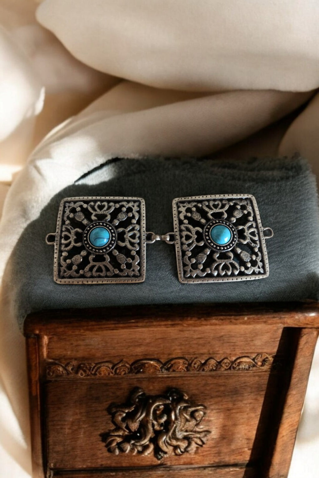 Lot 2 boucles de ceinture vintage plaqué argent motif ajouré cabochon bleu