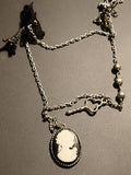 Collier ancien camée médaillon femme profil, breloques clé Tour Eiffel rétro
