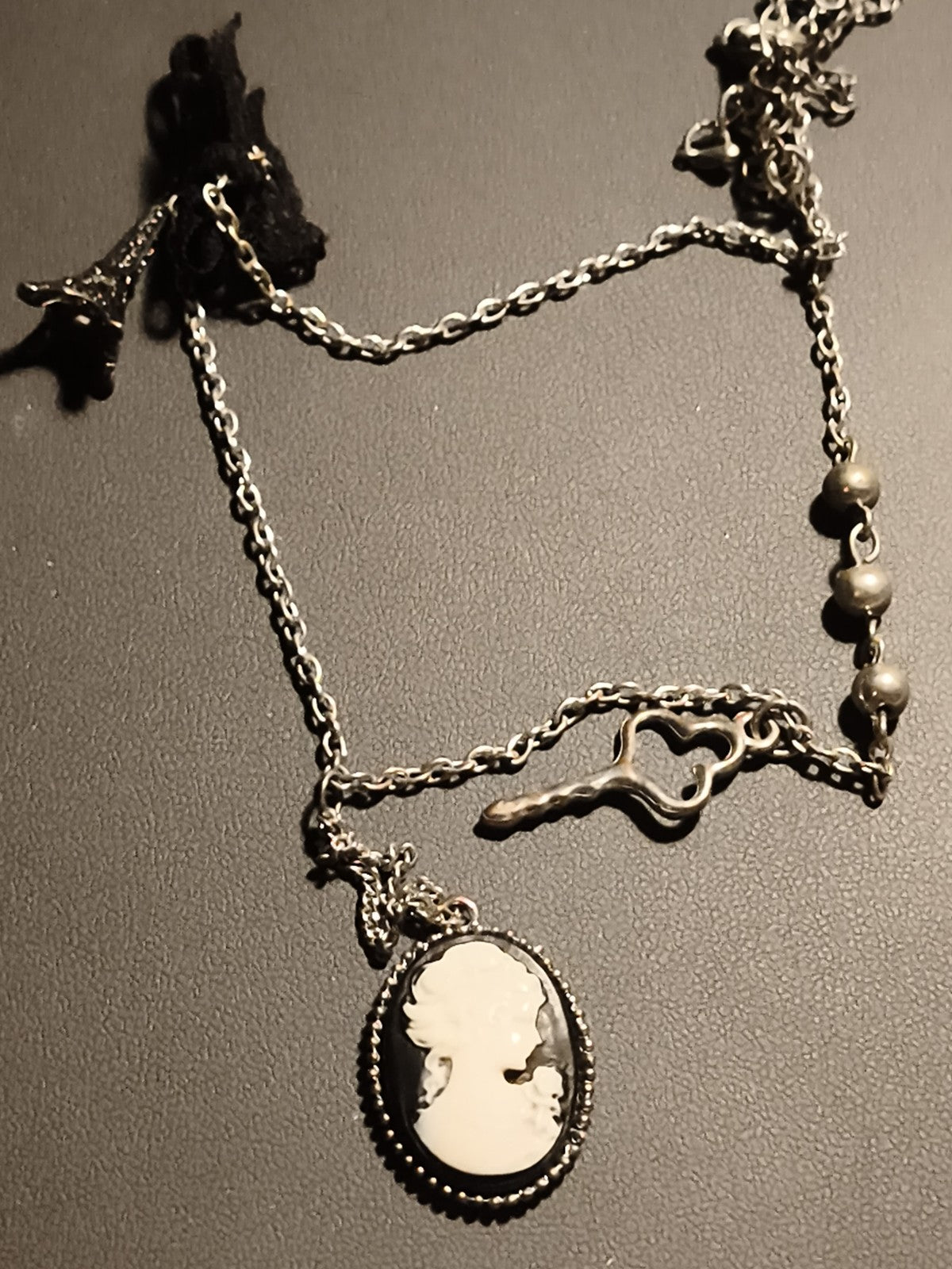 Collier ancien camée médaillon femme profil, breloques clé Tour Eiffel rétro