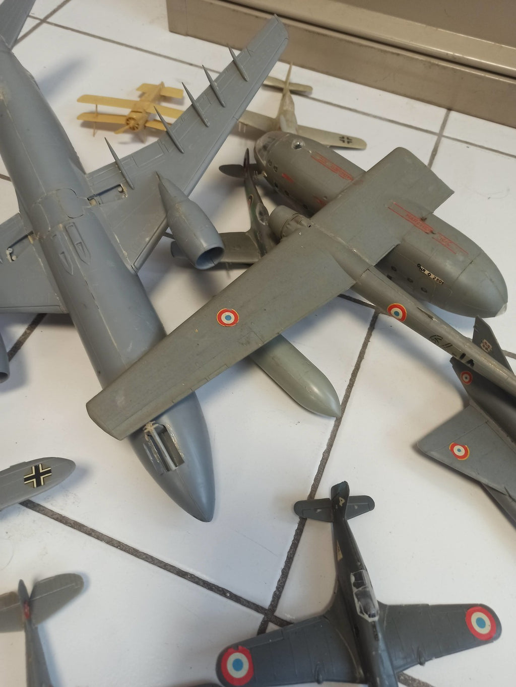 Lot maquettes avions vintage anciens, divers modèles militaires, à restaurer