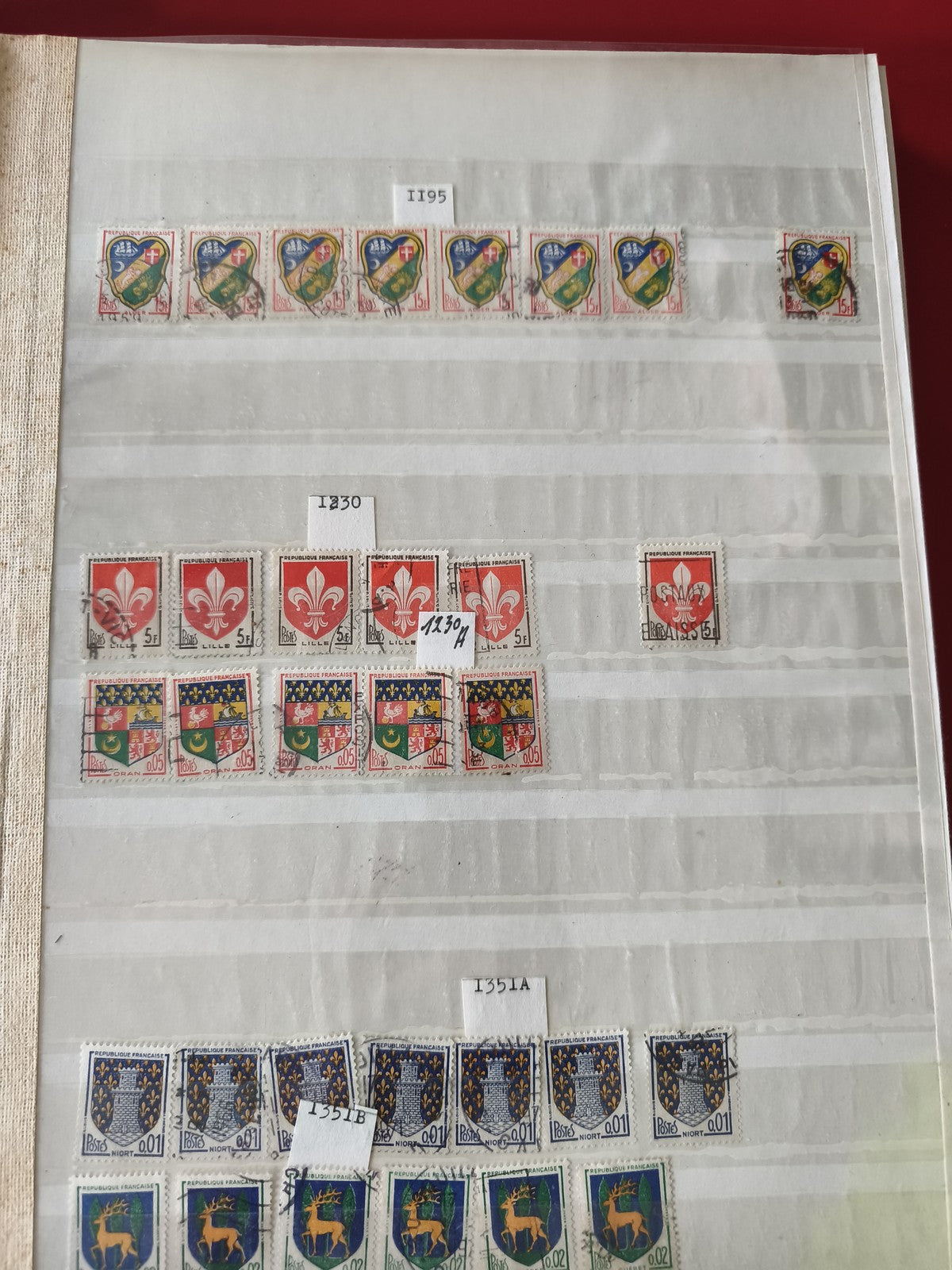 Lot de timbres français blasons et motifs héraldiques, divers formats, usagés