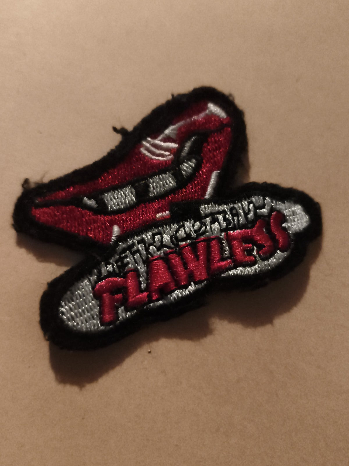 Écusson brodé vintage bouche rouge FLAWLESS patch thermocollant rétro