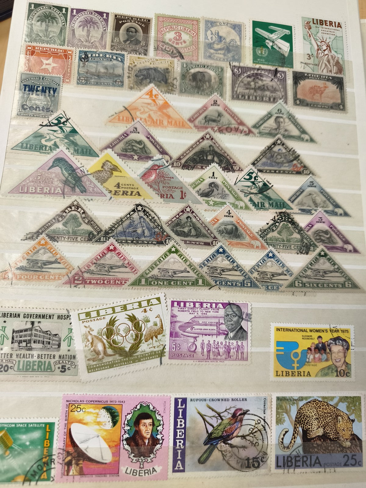Lot timbres Liberia multicolores divers formats motifs animaux, personnages, avi